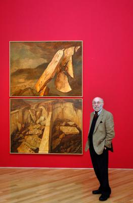 הצייר שמואל בק ואחד מציוריו המוצגים בתערוכה