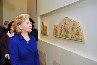 מזכירת המדינה האמריקאית הילרי קלינטון מתבוננת בציור קיר של ברונו שולץ המוצג במוזיאון לאמנות ביד ושם
