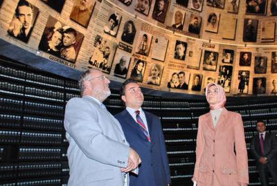 שר החוץ הטורקי (במרכז) ורעייתו (מימין) מסיירים בהיכל השמות ביד ושם
