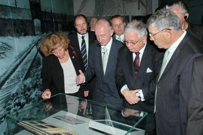 נשיא פולין (שני מימין), מתבונן ב&#039;אלבום אושוויץ&#039; בעת סיורו במוזיאון לתולדות השואה