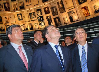 ראש ממשלת איטליה, רומנו פרודי (במרכז), בהיכל השמות ביד ושם. לימינו יו&quot;ר הנהלת יד ושם, אבנר שלו ולשמאלו שגריר איטליה בישראל, סנדרו דה-ברנרדין