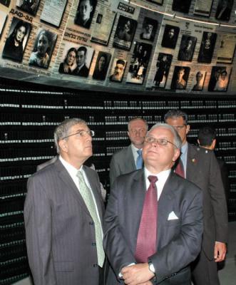 The Polish President (at right) and Chairman of the Yad Vashem Directorate Avner Shalev walk around the Hall of Names