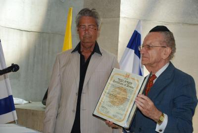 Dr. Dov Schmorak presents the certificate to Mr. Lennart Bjelke, son of Dr. Manuel Antonio Munoz Borrero