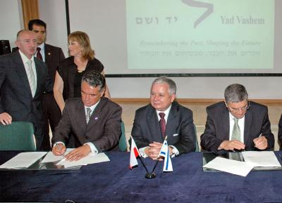 Chairman of the Yad Vashem Directorate Avner Shalev and President of the Institute of National Remembrance Prof. Janusz Kurtyka sign the archival agreement, in the presence of the Polish President (center)