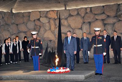 President Bush at a memorial ceremony in the Hall of Remembrance. In the background (RTL), Chairman of the Yad Vashem Directorate Avner Shalev, Prime Minister Ehud Olmert, President Shimon Peres, Chairman of the Yad Vashem Council  Joseph (Tommy) Lapid