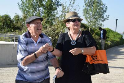 Shlomo Nadel, one of Korczak&#039;s former students, flies a kite with Batia Gilad, Chairwoman of the International Janusz Korczak Association