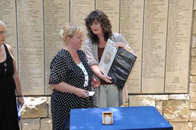 Presentation of the medal and certificate of honor to Krystyna Kudiuk, granddaughter of Jan &amp; Julia Lisieczynski
