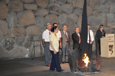 ניצולת השואה ליאורה מיכאל מטריפולי שבלוב מעלה את אש התמיד באזכרה שהתקיימה באוהל יזכור 