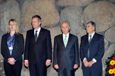 In the Hall of Remembrance (left to right) Annalena Wulff, President Wulff, President Peres, and Avner Shalev
