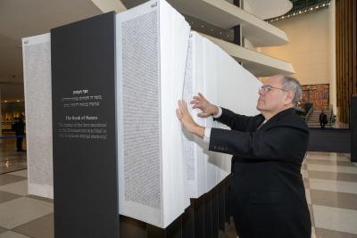 Dani Dayan sieht sich das Buch der Namen der Holocaust-Opfer an, das neu im Hauptquartier der Vereinten Nationen in New York City installiert wurde