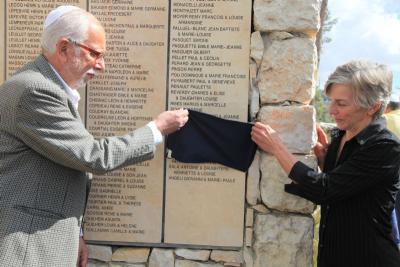Holocaust survivor Henri Dzik and Veronique Dorothy unveiling the names of Antoine Sala and his daughters Henrietta, Louise and Marie-Paule, along with her husband Giovanni Angeli
