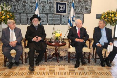 From left: Chairman of the Commission for the Designation of the Righteous Among the Nations Justice Yaacov Turkel, Chairman of the Yad Vashem Council Rabbi Israel Meir Lau, President Shimon Peres, Chairman of the Yad Vashem Directorate Avner Shalev