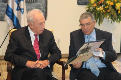 Chairman of the Yad Vashem Directorate Avner Shalev presenting President Shimon Peres with a copy of Peres&#039;s father, Yitzhak Perski&#039;s, testimony which formed the basis of the evidence for honoring Charles Coward as Righteous Among the Nations.