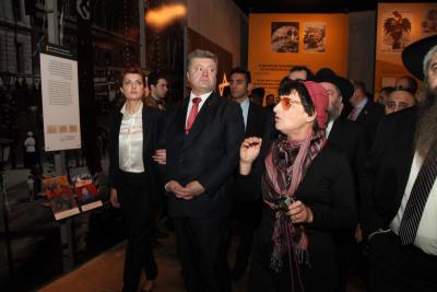 President Poroshenko and his wife Maryna toured the Holocaust History Museum, taking interest in the numerous personal artifacts and stories displayed within