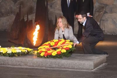 שרת החוץ של ספרד, גב&#039; טרינידד חימנז, מניחה זר בטקס האזכרה באוהל יזכור, בליווי  מר אלכס אברהם, מנהל היכל השמות