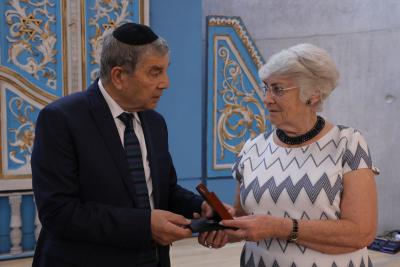 Yad Vashem Chairman presenting Barbara Rybczyńska with the Righteous Among the Nations medal awarded to her late grandparents