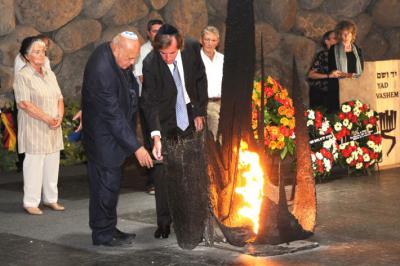 שגריר צרפת בישראל כריסטוף ביגו ונציג ארגון בני הנספים היהודים מצרפת רוברט שפירא, מעלים את אש התמיד באוהל יזכור