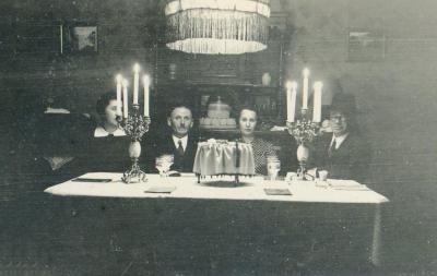 סדר פסח, 15 באפריל 1938, בביתם של הלנה ורודולף שוורץ, ויסבאדן