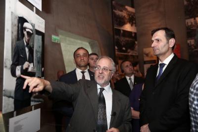 Dr. Robert Rozett (left) guided the Minister through the Holocaust History Museum, which contains over 100 video testimonies and thousands of photographs and artifacts from the Holocaust period