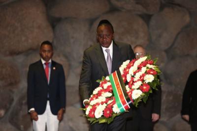 נשיא קניה הניח זר בשם ארצו באוהל יזכור ביד ושם
