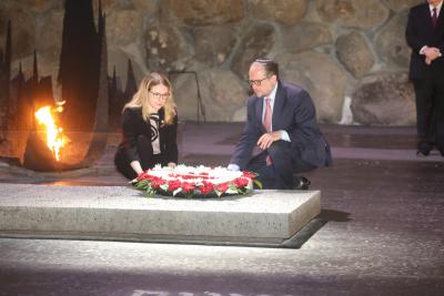 Außenminister Schallenberg und Bundesministerin Schramböck bei einer Gedenkfeier in der Gedenkhalle in Yad Vashem