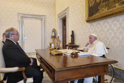 Seine Heiligkeit Papst Franziskus mit dem Vorsitzenden von Yad Vashem, Dani Dayan, im Vatikan