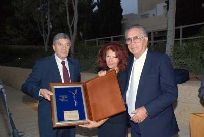 Avner Shalev presents a token of Yad Vashem&#039;s appreciation to the Seiferts