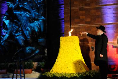 Rabbi Israel Meir Lau, Chairman of the Yad Vashem Council, lights the Memorial Torch