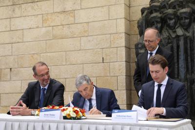 Sebastian Kurz und Vorstandsvorsitzender von Yad Vashem Avner Shalev unterzeichnen die Grundsatzvereinbarung
