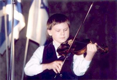 הילד ארסלן סאיפי מנגן סרנדה לכינור
