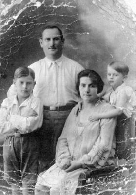 משפחת וולפיילר לפני המלחמה (גניה היא הילדה הקטנה עם השיער הקצר)