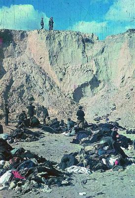 Das Massaker von Babi Jar, 29./30. September 1941: Überreste der Kleidung erschossener Juden.