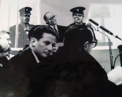 Gabriel Bach (steht) während des Prozesses gegen Adolf Eichmann, Jerusalem, 1961