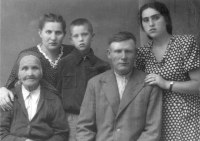Слева направо: Надежда Бевзюк, Александра Малина и ее сын Яков, родившийся в 1943 году, Андрон Драч и Дора Малина. 1951 год