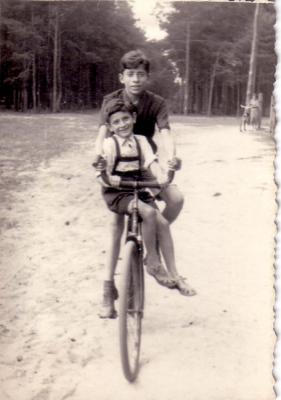 Los hermanos Illvitzky en bicicleta antes de la Shoá