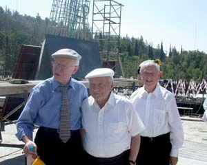 Eli Zborowski describes the progress of the Visitors&#039; Center to brothers Arie and Sam Halpern