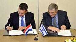 Yad Vashem Chairman Avner Shalev (right) and Ambassador H.E. Mr. Caspar Veldkamp (left)