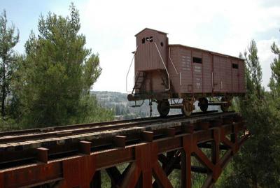 קרון רכבת ששימש להובלת יהודים למחנות ההשמדה, ניתן ליד ושם על ידי ממשלת פולין‮.‬האנדרטה נבנתה כזיכרון לשילוחים אל מחנות ההשמדה