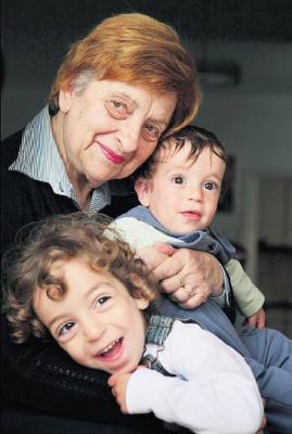 Vera Dotan mit ihren Enkelkindern Ofek Dotan-Cohen (2 Jahre) und Miki Dotan-Cohen (6 Monate)