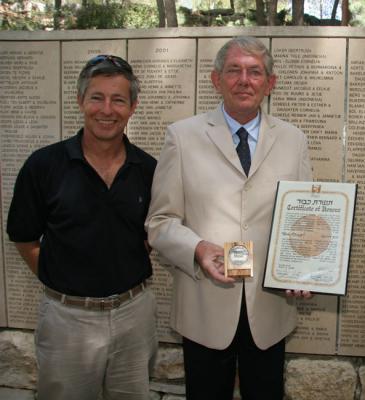 Henk Brink, syn Henka Drogta, trzyma dyplom oraz medal Sprawiedliwego Wśród Narodów Świata dla ojca, oraz pilot El Al Mark Bergman, w ogrodzie Sprawiedliwych.