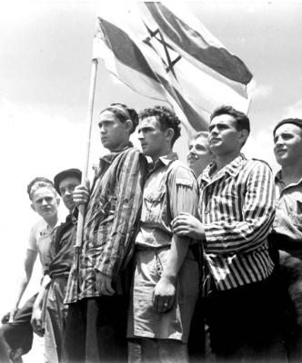 Haifa, Mandato Británico de Palestina. Los sobrevivientes del campo de concentración de Buchenwald llegan a Haifa en el barco de inmigrantes RMS Mataroa, 1945