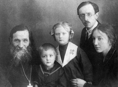 Cлева направо: Отец Александр (Александр Алексеевич Глаголев), Коля, Магдалина, Алексей Александрович и Татьяна Павловна Глаголевы. 1930 год