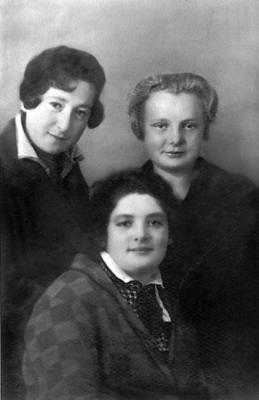 Ольга Глушакова и Анна Рысина (стоят) с подругой. 1931 год