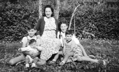 אנה ונטורה עם ארבעת ילדיה דניאל, מרים, שאול ועמנואל, 1940