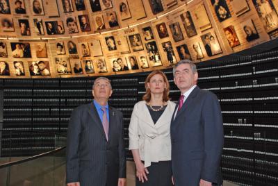 Prime Minister Gordon Brown and his wife Sarah accompanied by Chairman of the Yad Vashem Directorate Avner Shalev in the Hall of Names