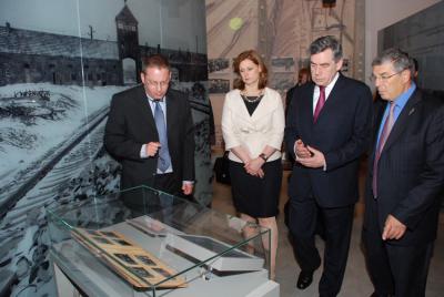 Prime Minister Brown and his wife view the original Auschwitz Album in the Holocaust History Museum, guided by Yad Vashem Senior Guide Guy Shemer and accompanied by Chairman of the Yad Vashem Directorate Avner Shalev