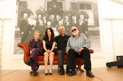 Ruth Muscovitch, Susan Muscovitch, Marvin Terhoch und Leonard Terhoch bei der Eröffnung des Humberghauses