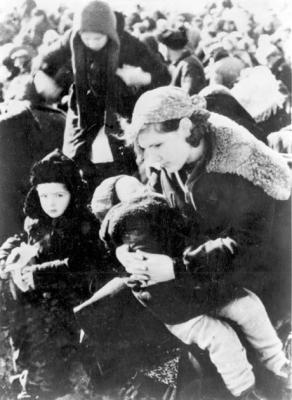 יהודים ממתינים באתר ההוצאה להורג בלובני, 1941