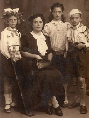 אוולינה ( 14), מרסל (12) סילי (10) עם אמם פאני גרומברג, משפחה שנרצחה בפוגרום ביאסי 26.6.1941