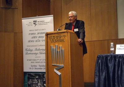פרופ' בוב מור, אוניברסיטת שפילד, נושא את הרצאתו תבניות של הצלה: תנאי מפתח להישרדות היהודים במערב אירופה בתקופת השואה בכינוס הבין-לאומי, דצמבר 2010